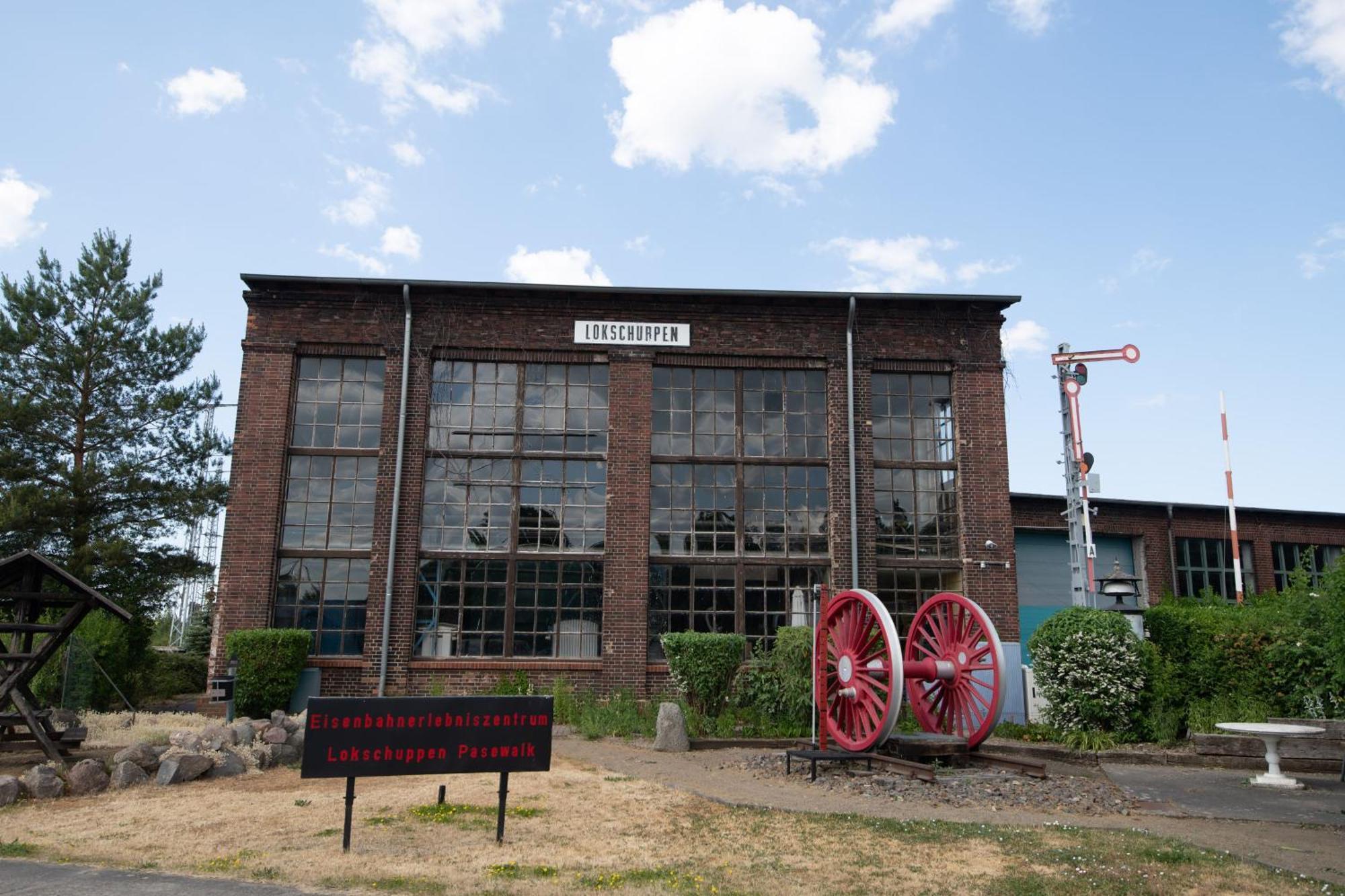 Lokschuppen Pasewalk- Gaestehaus Lokschuppen Exteriör bild